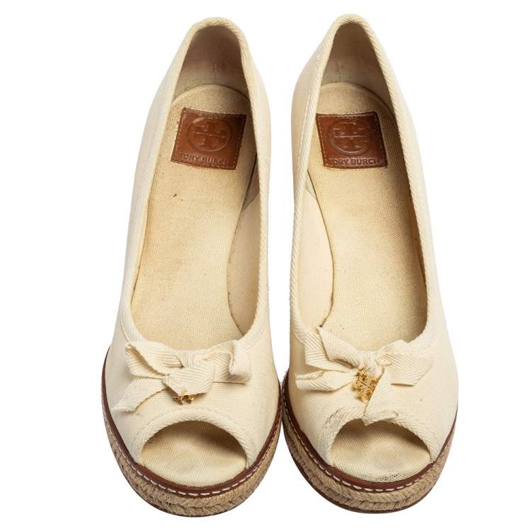 Pre Owned Tory Burch White Canvas Jackie Wedge Pumps Size 38.5