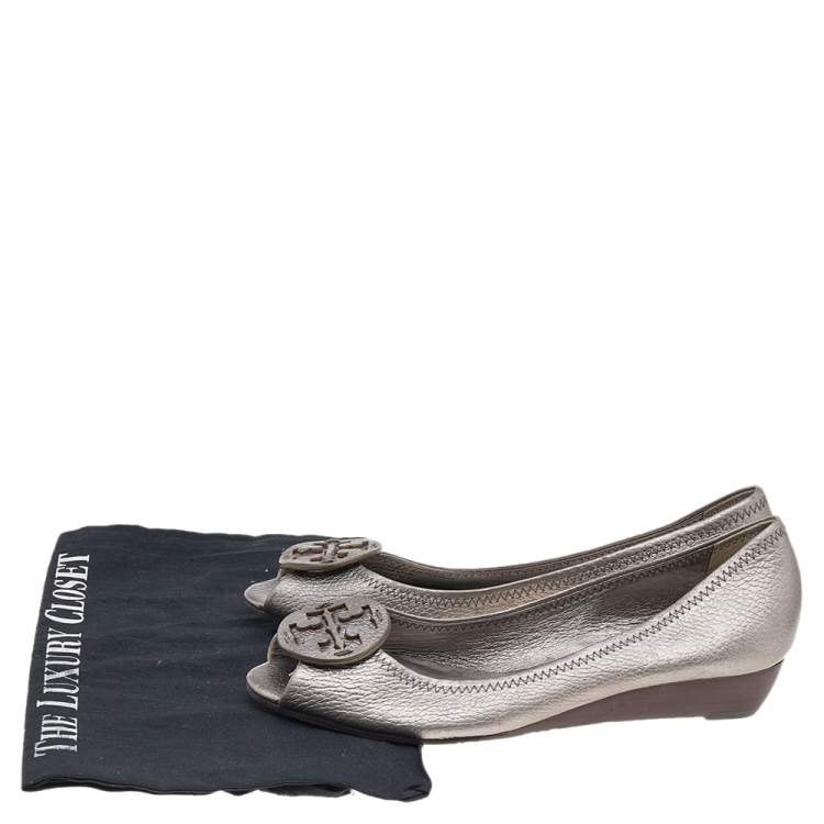 Pre Owned Tory Burch Silver Leather Wedge Pumps Size 37.5