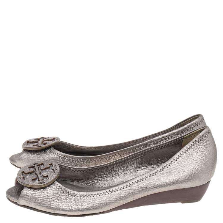 Pre Owned Tory Burch Silver Leather Wedge Pumps Size 37.5