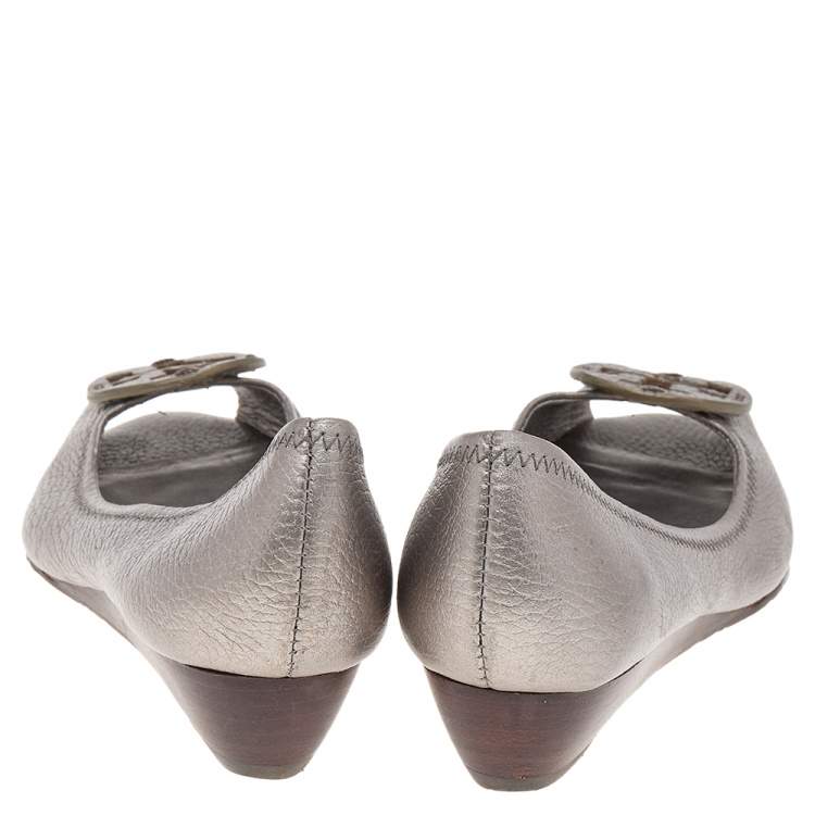 Pre Owned Tory Burch Silver Leather Wedge Pumps Size 37.5