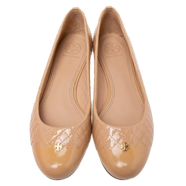 مملوكة مسبقًا Tory Burch Beige Quilted Patent Leather Kent Ballet Flats Size 38.5