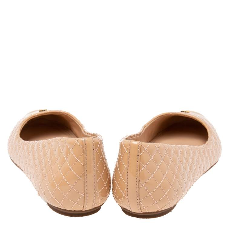 مملوكة مسبقًا Tory Burch Beige Quilted Patent Leather Kent Ballet Flats Size 38.5