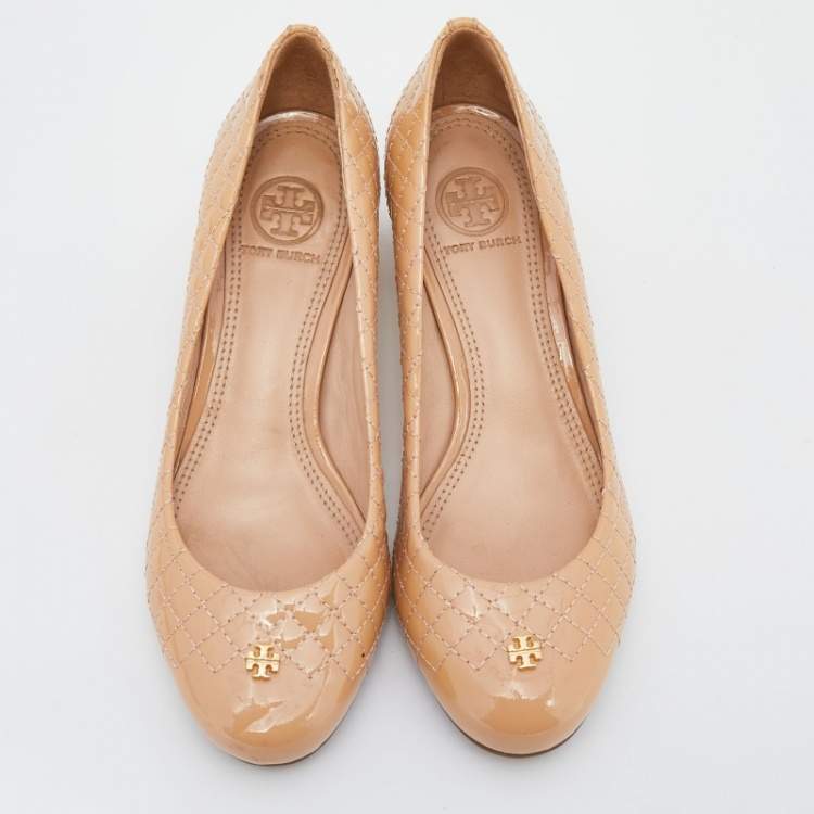 Pre Owned Tory Burch Beige Patent Quilted Leather Round Toe Block Heel Pumps Size 36