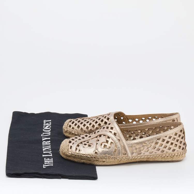 مملوكة مسبقًا Tory Burch Metallic Gold Laser Cut Leather Logo Thatched Espadrille Flats Size 36.5