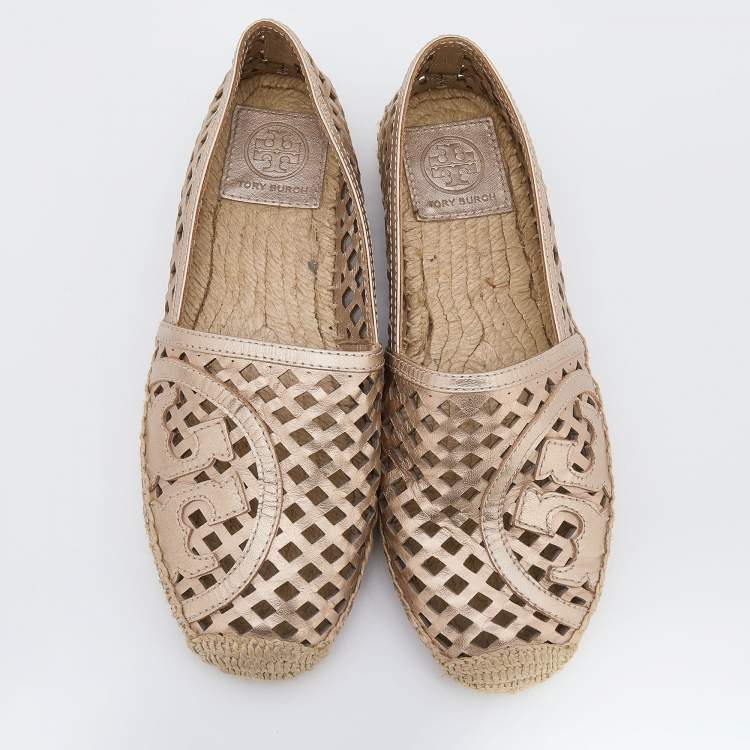 مملوكة مسبقًا Tory Burch Metallic Gold Laser Cut Leather Logo Thatched Espadrille Flats Size 36.5