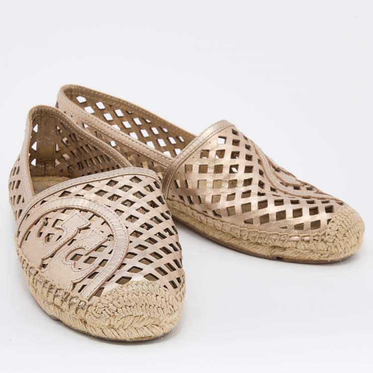 مملوكة مسبقًا Tory Burch Metallic Gold Laser Cut Leather Logo Thatched Espadrille Flats Size 36.5