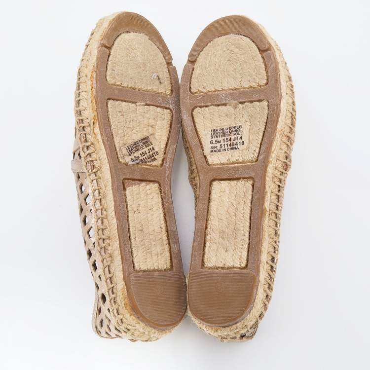 مملوكة مسبقًا Tory Burch Metallic Gold Laser Cut Leather Logo Thatched Espadrille Flats Size 36.5