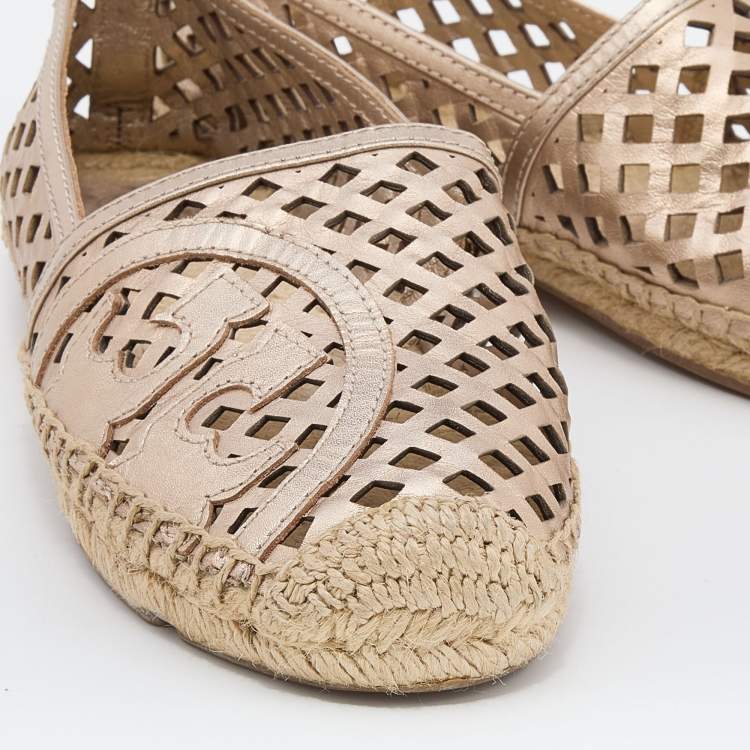مملوكة مسبقًا Tory Burch Metallic Gold Laser Cut Leather Logo Thatched Espadrille Flats Size 36.5