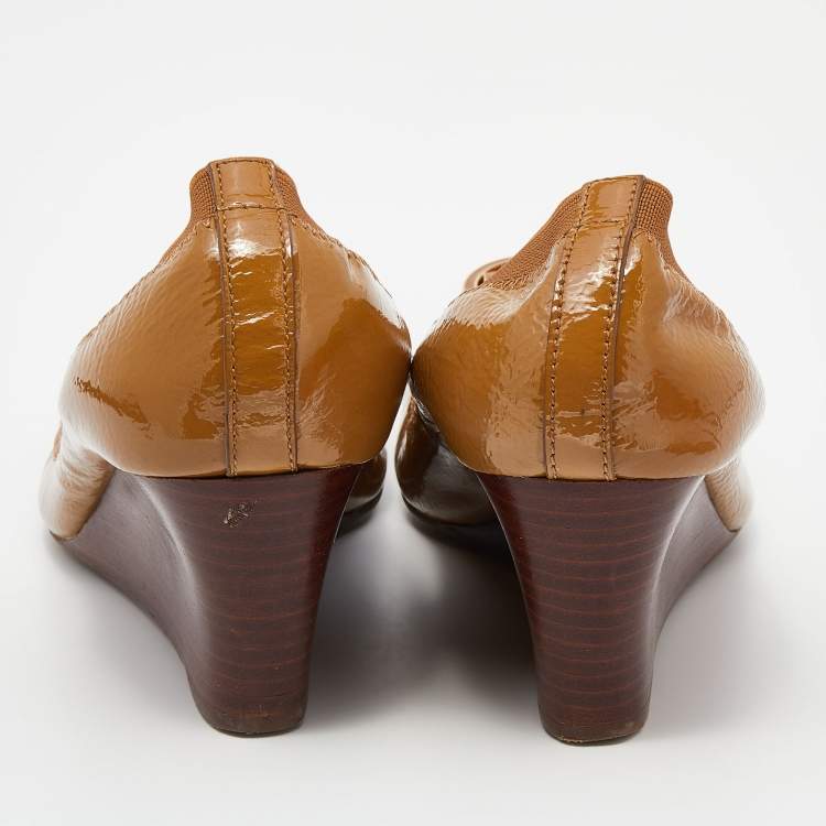 Pre Owned Tory Burch Brown Patent Leather Wedge Scrunch Pumps Size 36