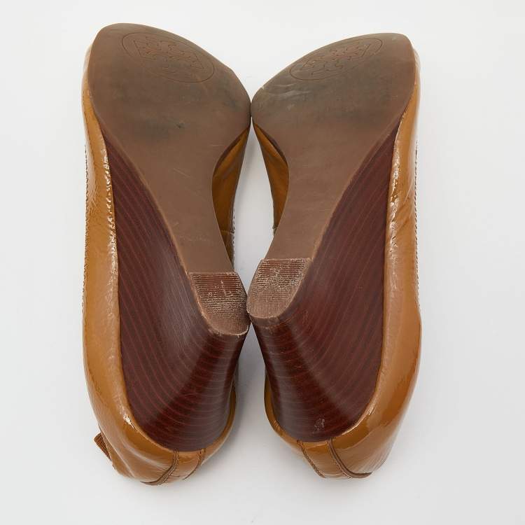 Pre Owned Tory Burch Brown Patent Leather Wedge Scrunch Pumps Size 36