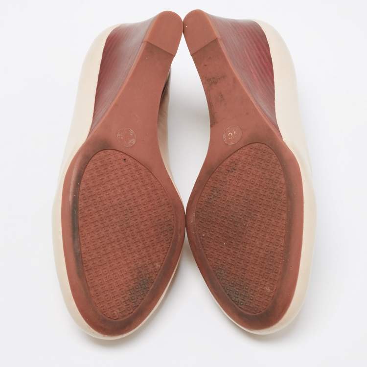 مملوكة مسبقًا Tory Burch Cream Leather Wedge Pumps Size 37