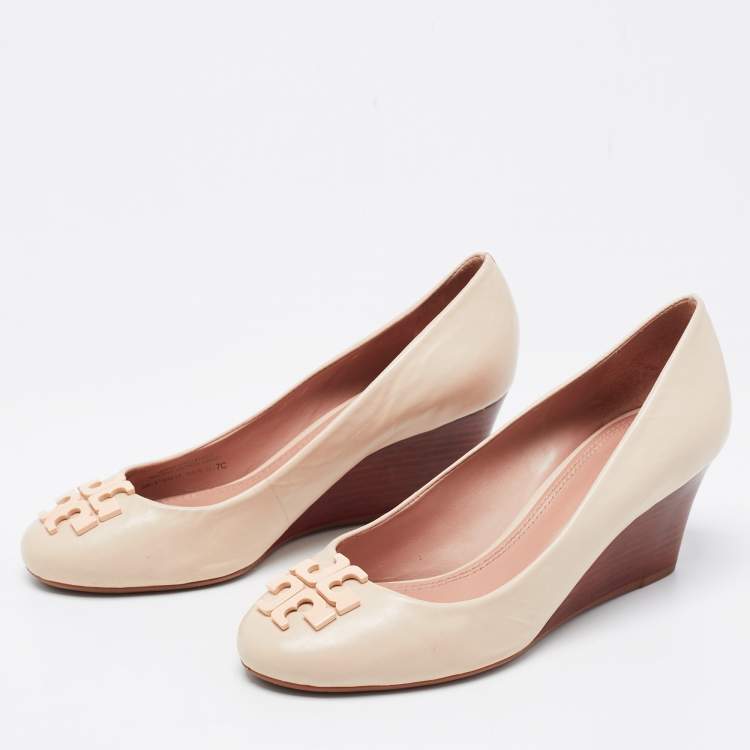 مملوكة مسبقًا Tory Burch Cream Leather Wedge Pumps Size 37