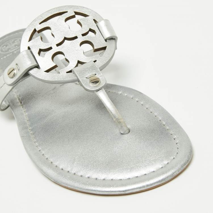 مملوكة مسبقًا Tory Burch Metallic Silver Leather Miller Flat Thong Sandals Size 39