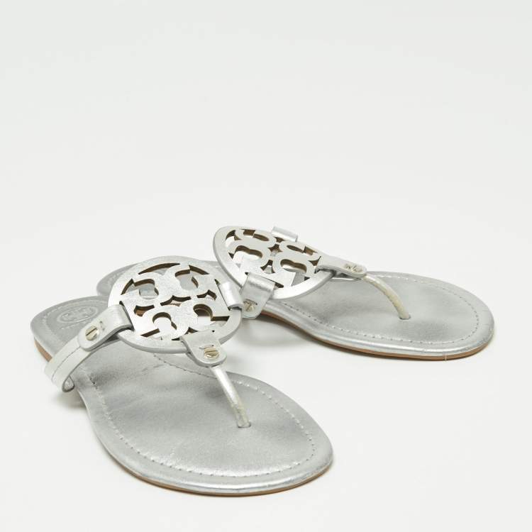 مملوكة مسبقًا Tory Burch Metallic Silver Leather Miller Flat Thong Sandals Size 39
