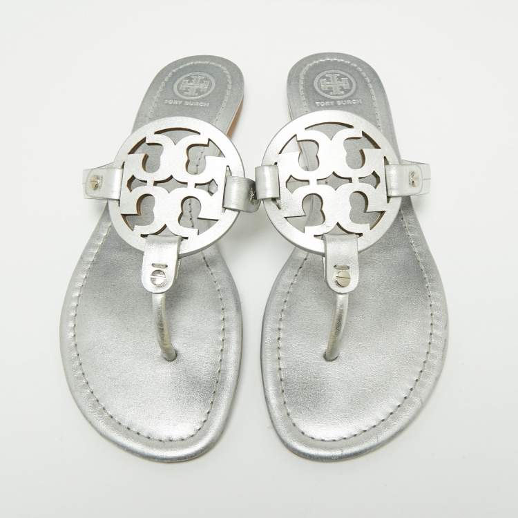مملوكة مسبقًا Tory Burch Metallic Silver Leather Miller Flat Thong Sandals Size 39
