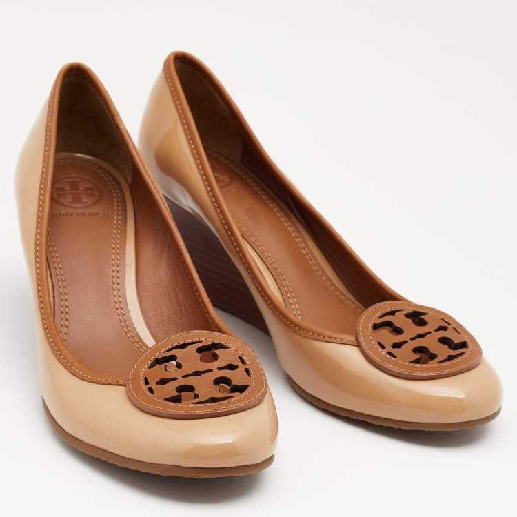 مملوكة مسبقًا Tory Burch Beige/Brown Patent and Leather Wedge Pumps Size 36.5
