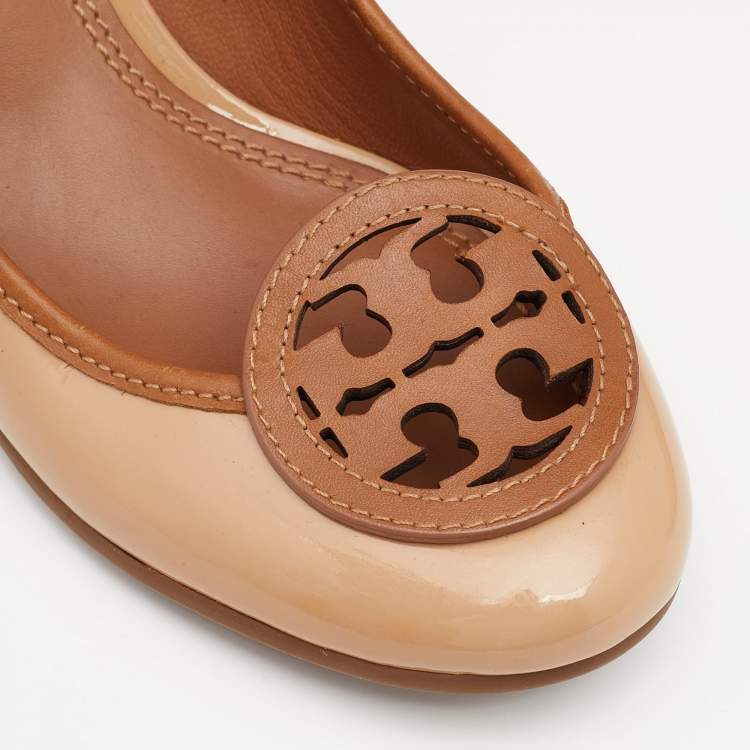 مملوكة مسبقًا Tory Burch Beige/Brown Patent and Leather Wedge Pumps Size 36.5