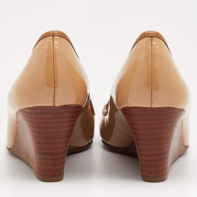 مملوكة مسبقًا Tory Burch Beige/Brown Patent and Leather Wedge Pumps Size 36.5