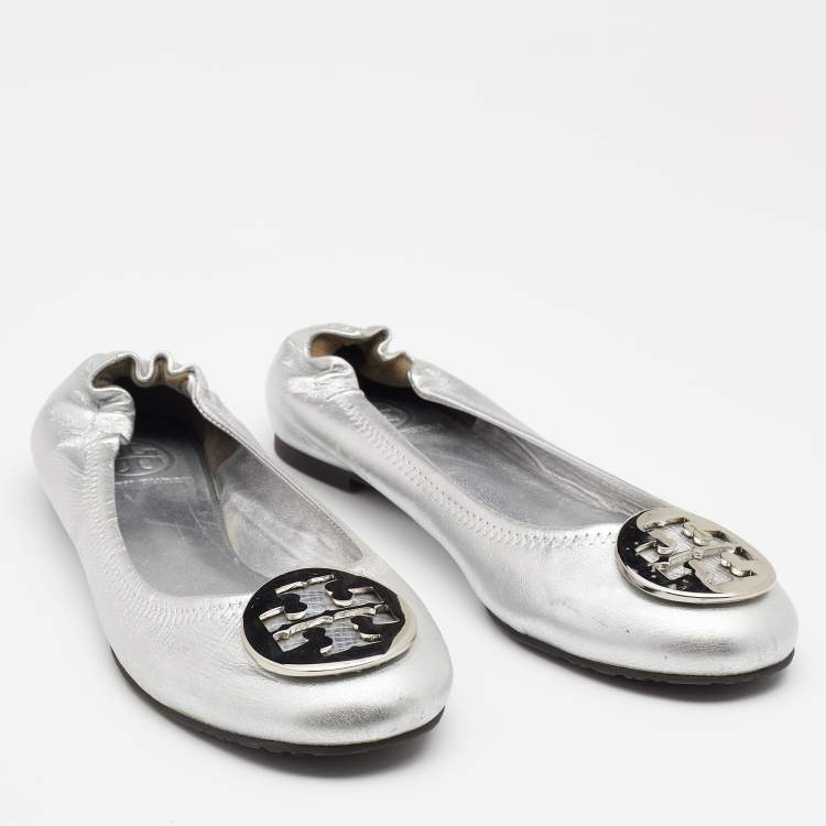 Pre Owned Tory Burch Metallic Silver Leather Reva Scrunch Ballet Flats Size 38.5