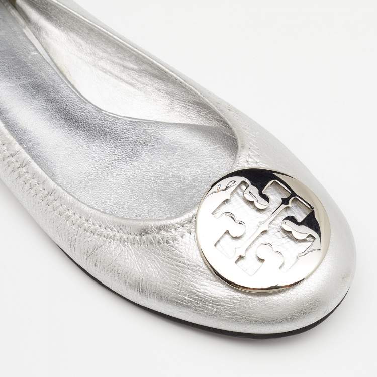 Pre Owned Tory Burch Metallic Silver Leather Reva Scrunch Ballet Flats Size 38.5