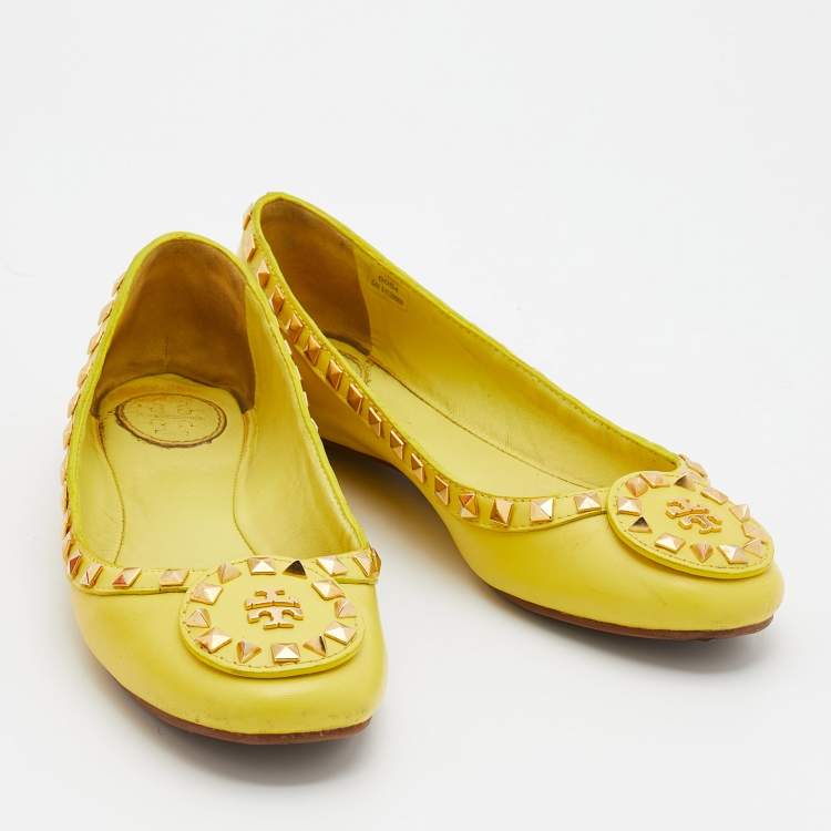 مملوكة مسبقًا Tory Burch Yellow Leather Studded Ballet Flats Size 37.5