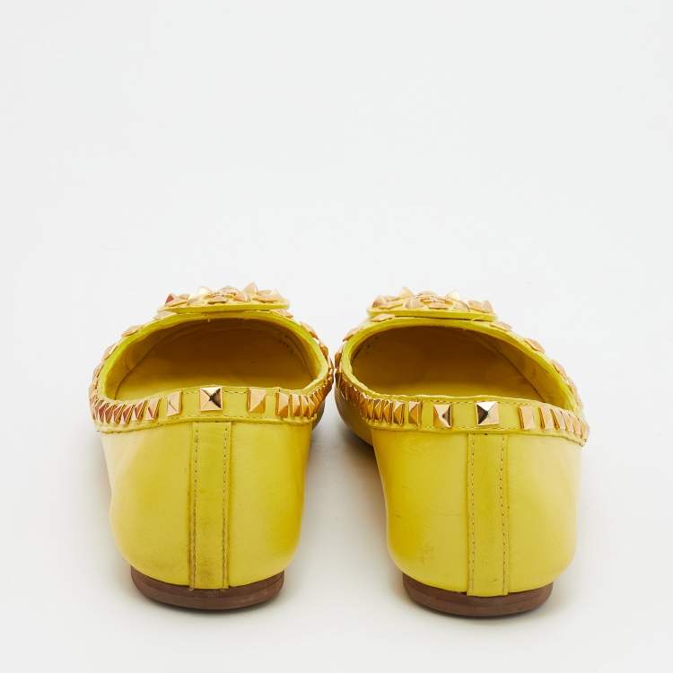 مملوكة مسبقًا Tory Burch Yellow Leather Studded Ballet Flats Size 37.5