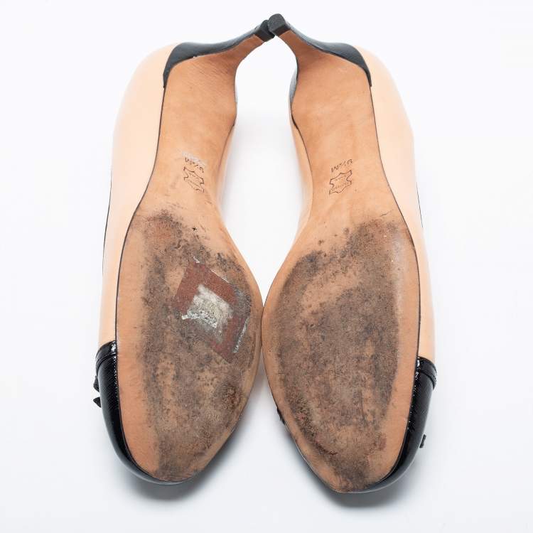Pre Owned Tory Burch Light Peach/Black Leather and Patent Bow Cap-Toe Pumps Size 40