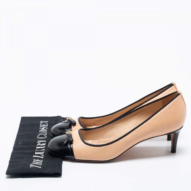 Pre Owned Tory Burch Light Peach/Black Leather and Patent Bow Cap-Toe Pumps Size 40