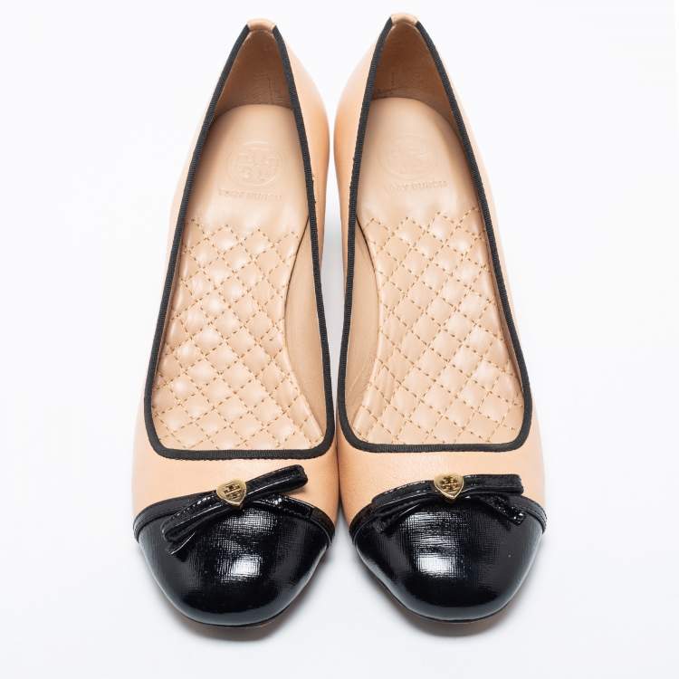 Pre Owned Tory Burch Light Peach/Black Leather and Patent Bow Cap-Toe Pumps Size 40