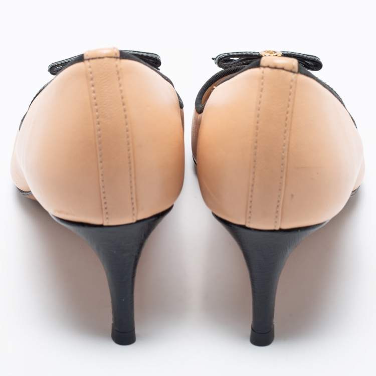 Pre Owned Tory Burch Light Peach/Black Leather and Patent Bow Cap-Toe Pumps Size 40