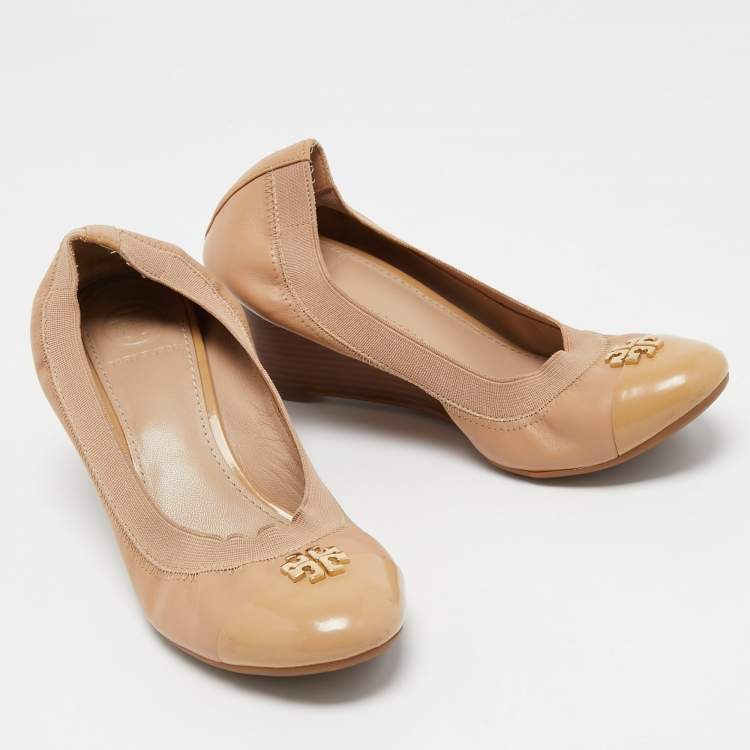 مملوكة مسبقًا Tory Burch Two Tone Patent and Leather Caroline Scrunch Wedge Pumps Size 37