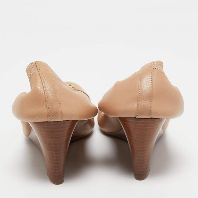 مملوكة مسبقًا Tory Burch Two Tone Patent and Leather Caroline Scrunch Wedge Pumps Size 37