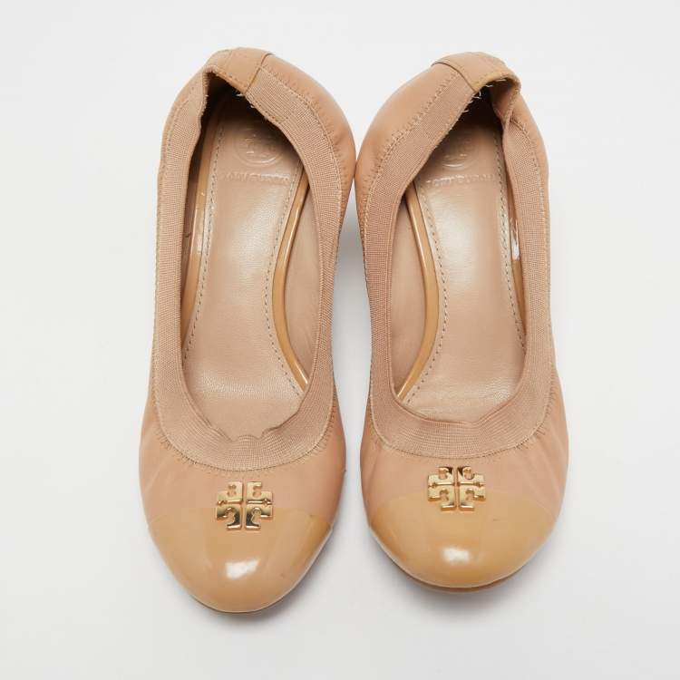 مملوكة مسبقًا Tory Burch Two Tone Patent and Leather Caroline Scrunch Wedge Pumps Size 37