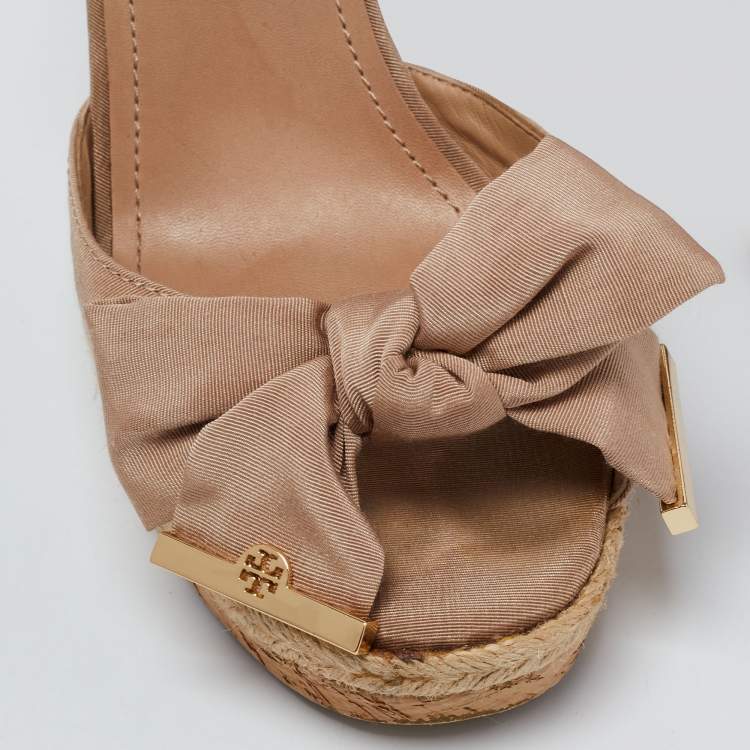 Pre Owned Tory Burch Beige Fabric and Leather Bow Penny Wedge Sandals Size 39.5