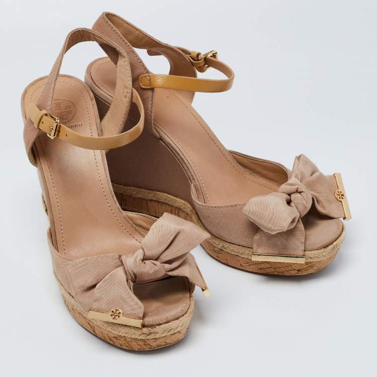 Pre Owned Tory Burch Beige Fabric and Leather Bow Penny Wedge Sandals Size 39.5