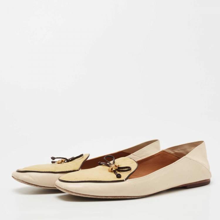 Pre Owned Tory Burch Beige/Cream Leather and Ostrich Embossed Charm Loafers Size 40 
