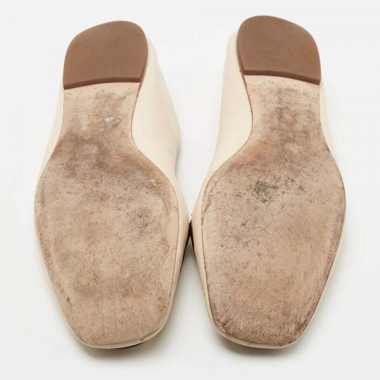 Pre Owned Tory Burch Beige/Cream Leather and Ostrich Embossed Charm Loafers Size 40 