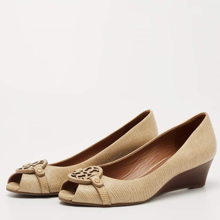 مملوكة مسبقًا Tory Burch Beige Embossed Lizard Leather Julianne Peep Toe Wedge Pumps Size 37.5