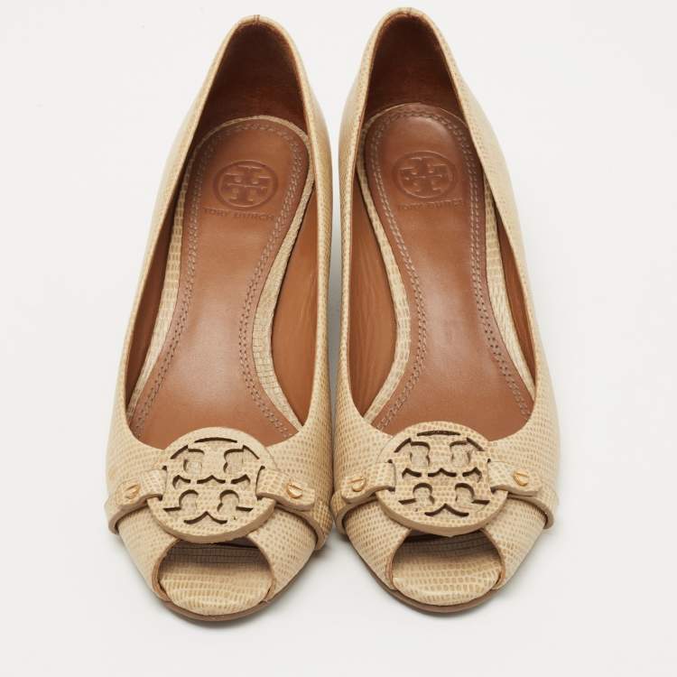 مملوكة مسبقًا Tory Burch Beige Embossed Lizard Leather Julianne Peep Toe Wedge Pumps Size 37.5