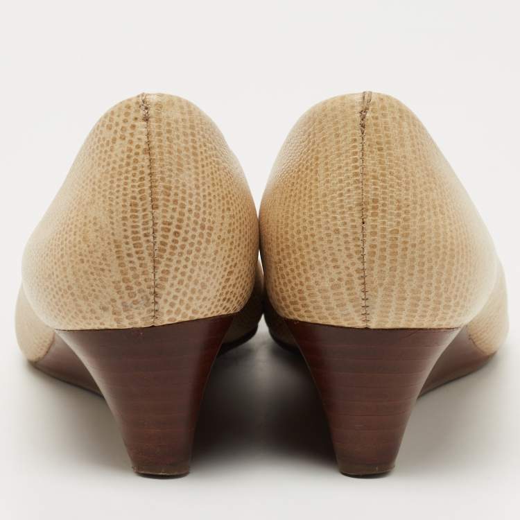 مملوكة مسبقًا Tory Burch Beige Embossed Lizard Leather Julianne Peep Toe Wedge Pumps Size 37.5