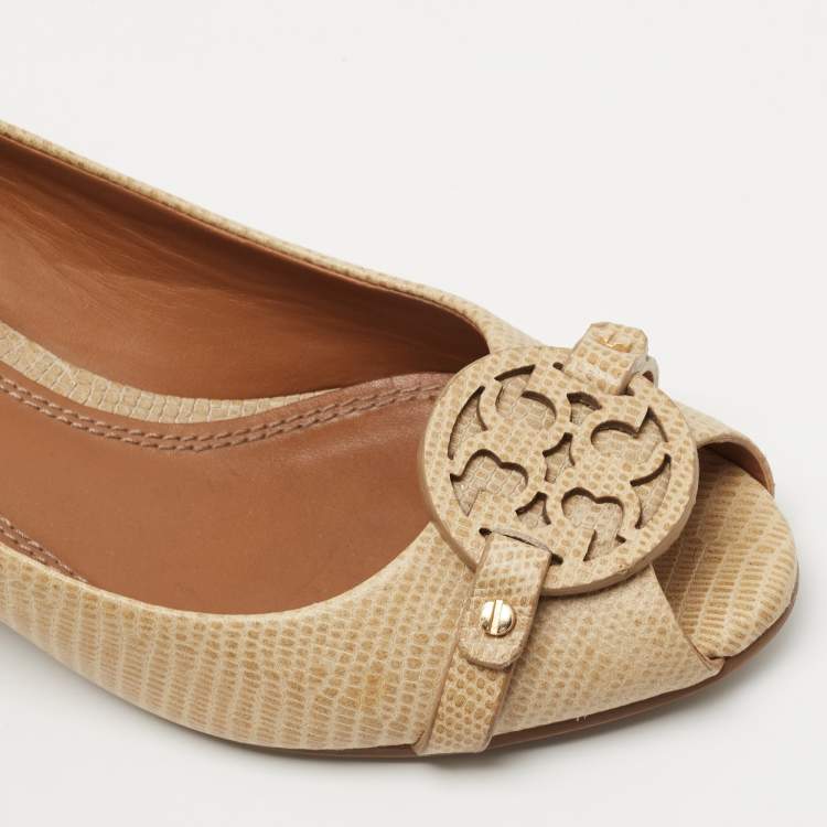 مملوكة مسبقًا Tory Burch Beige Embossed Lizard Leather Julianne Peep Toe Wedge Pumps Size 37.5