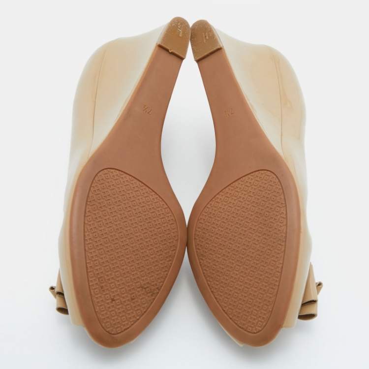 Pre Owned Tory Burch Beige Patent Leather Peep Toe Wedge Pumps Size 40.5