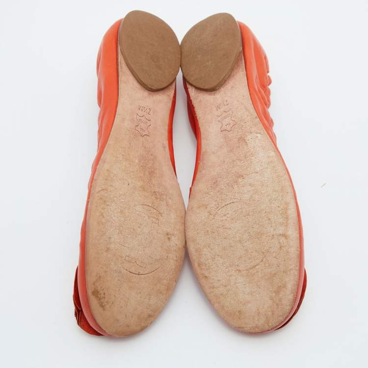 مملوكة مسبقًا Tory Burch Orange Leather Scrunch Ballet Flats Size 38