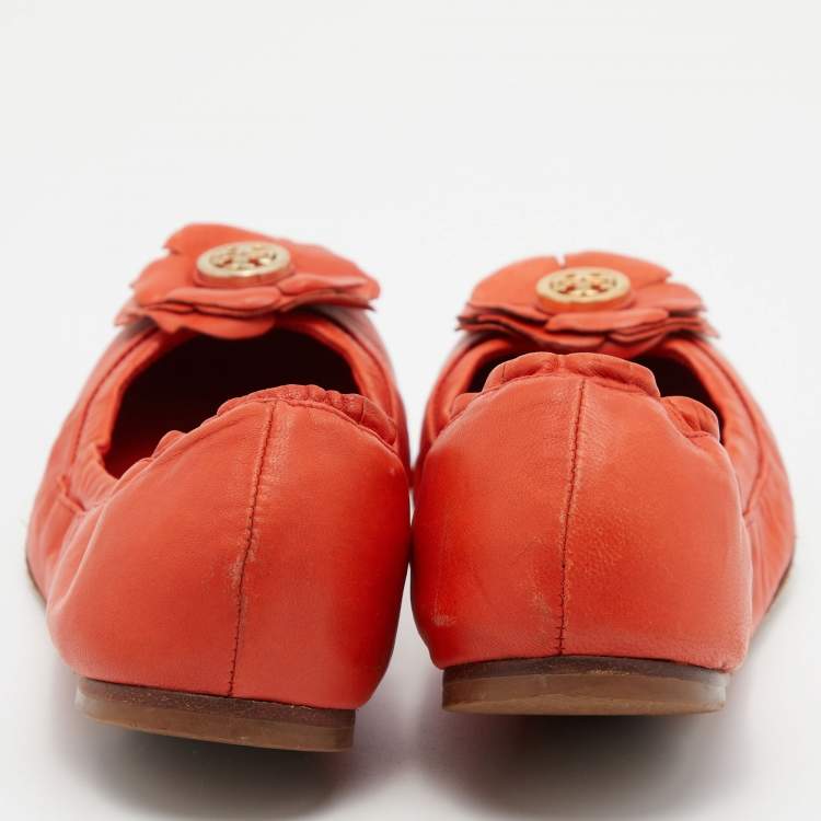 مملوكة مسبقًا Tory Burch Orange Leather Scrunch Ballet Flats Size 38