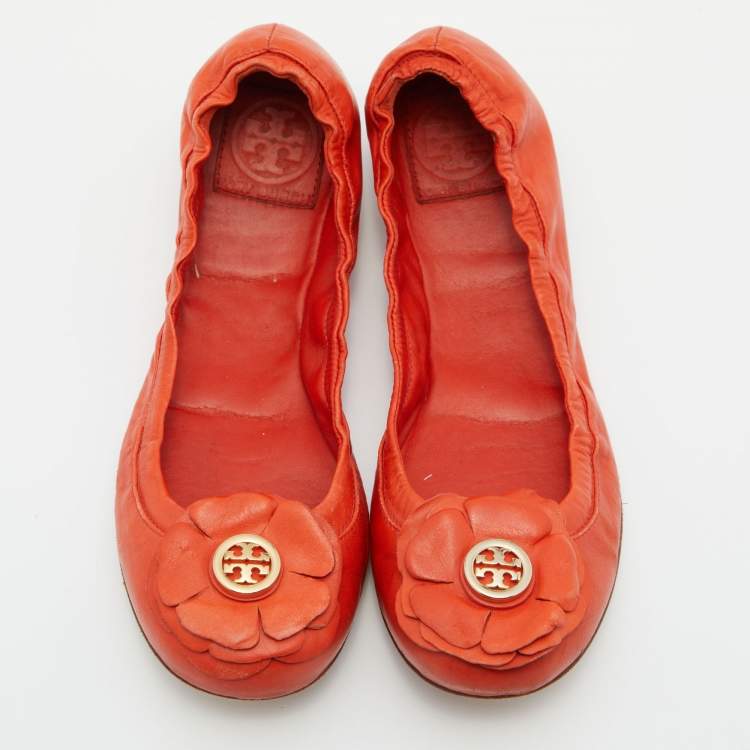 مملوكة مسبقًا Tory Burch Orange Leather Scrunch Ballet Flats Size 38