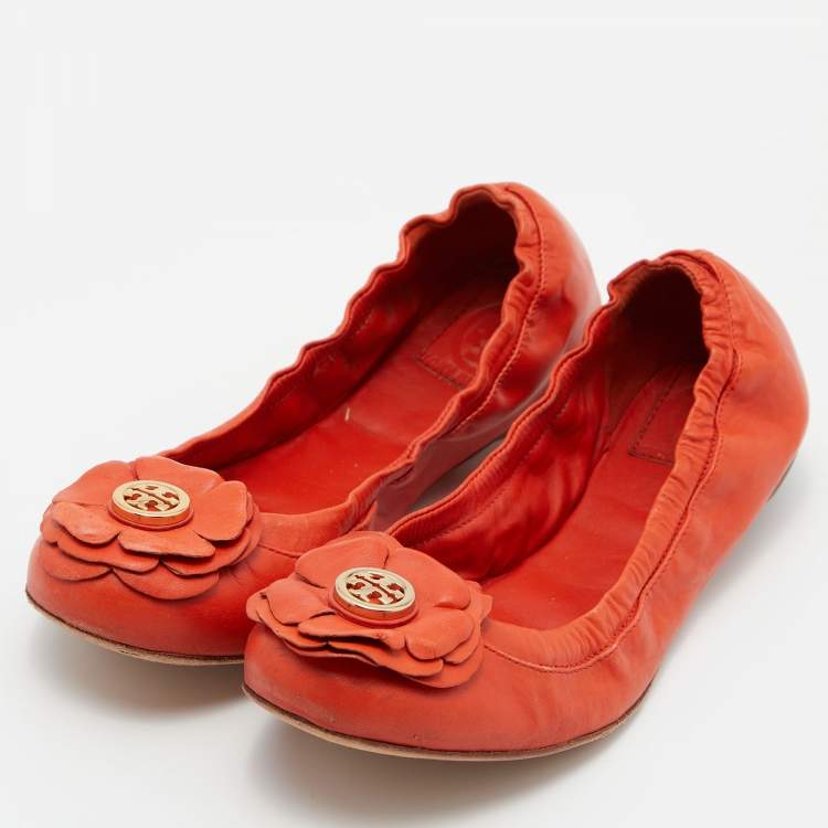 مملوكة مسبقًا Tory Burch Orange Leather Scrunch Ballet Flats Size 38