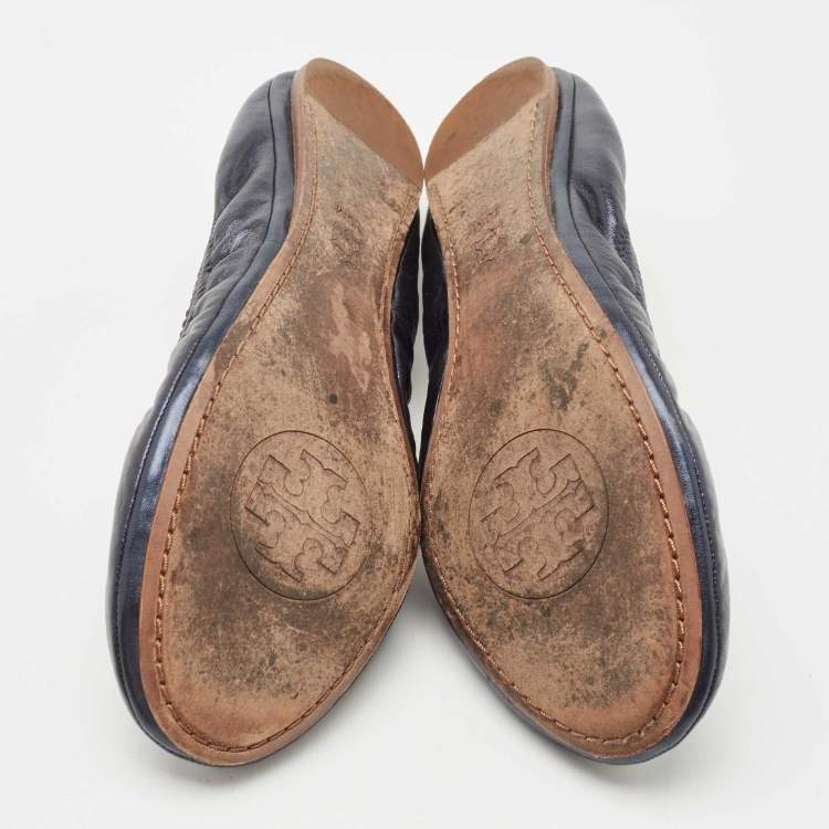 مملوكة مسبقًا Tory Burch Metallic Blue Leather Scrunch Ballet  Flats Size 40.5