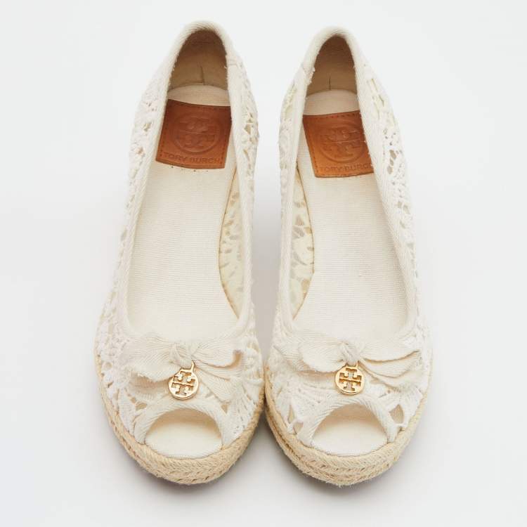 مملوكة مسبقًا Tory Burch White Lace Jackie Peep Toe Espadrilles Wedge Sandal Size 39