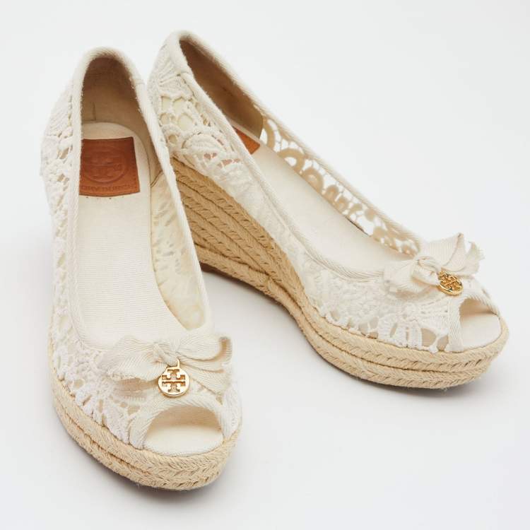 مملوكة مسبقًا Tory Burch White Lace Jackie Peep Toe Espadrilles Wedge Sandal Size 39