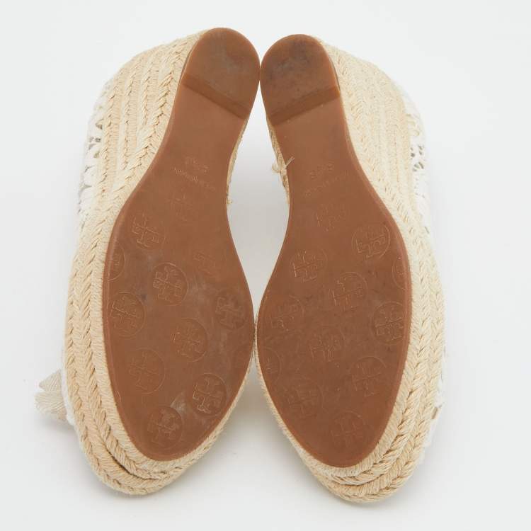 مملوكة مسبقًا Tory Burch White Lace Jackie Peep Toe Espadrilles Wedge Sandal Size 39